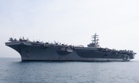 2 tàu tuần dương hộ tống tàu sân bay Mỹ cập cảng Tiên Sa