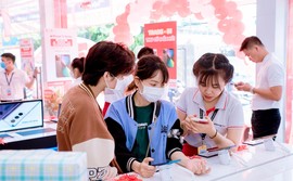 Smartphone giảm giá mạnh, đại lý bán lẻ tăng tốc mùa cuối năm
