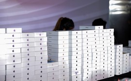 Bộ Công thương yêu cầu giải trình vụ nhập iPhone kèm ‘lạc’