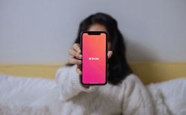 Cách kiếm tiền kỳ quái trên Tinder của một YouTuber