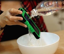 Video: Pin sạc dự phòng điện thoại bằng năng lượng mặt trời