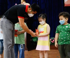 Nhiều máy tính bảng được trao cho các em học sinh mồ côi vì COVID-19