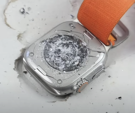 YouTuber kiểm tra độ bền của Apple Watch bằng búa: Bàn vỡ trước đồng hồ