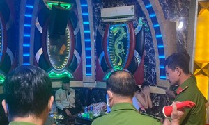 Nhân viên quán karaoke phục vụ 'bay lắc' cùng khách