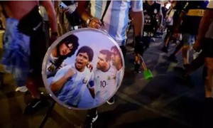 Không tin Messi, fan Argentina tổ chức... 'cầu hồn' Maradona