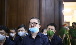 Hình ảnh Nguyễn Thái Luyện và đồng phạm tại tòa vụ Công ty Alibaba lừa đảo