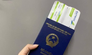 Mẫu hộ chiếu mới của công dân Việt Nam. Ảnh: NGUYỆT NHI