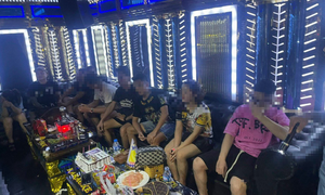 19 nam nữ bay lắc trong quán karaoke cùng với ma túy ‘nước vui’