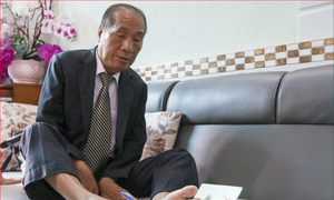 Người thầy đầu tiên ở Việt Nam viết chữ bằng chân đã qua đời