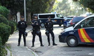 Cảnh sát Tây Ban Nha tiếp cận hiện trường khi xảy ra vụ nổ "bom thư" tại Đại sứ quán Ukraine ở thủ đô Madrid. ẢNH: AFP