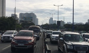 5 xe ô tô va chạm liên hoàn trên cầu Sài Gòn, giao thông ùn ứ