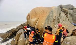 Cảnh sát giải cứu 1 phụ nữ có ý định nhảy xuống biển Sầm Sơn tự tử