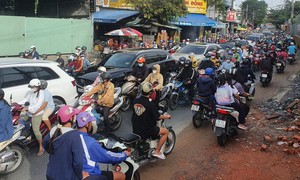 Ảnh: Nhiều tuyến đường liên quan ùn ứ trong ngày đầu cấm xe qua cầu vượt Nguyễn Hữu Cảnh