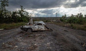 Một chiếc xe hơi bị phá hủy khi Nga nã pháo vào làng Velyka Komyshuvakha (tỉnh Kharkiv) ngày 24-9. Ảnh: REUTERS