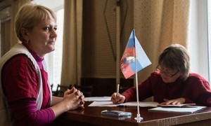 Người dân tỉnh Luhansk (Ukraine) đi bỏ phiếu trưng cầu dân ý sáp nhập vào Nga. Ảnh: SPUTNIK