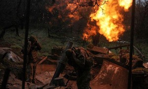 Quân Ukraine bắn súng cối về phía các lực lượng Nga tại tiền tuyến tỉnh Donetsk (vùng Donbass). Ảnh: REUTERS