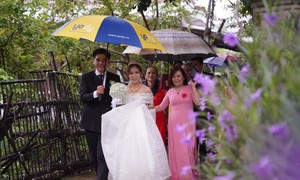 Đám cưới ‘chạy’ siêu bão Noru ở miền Trung
