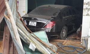 Nữ tài xế lái xe Mecerdes tông sập nhà dân ở Bình Phước