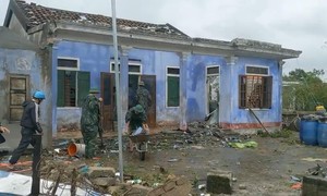 Thừa Thiên - Huế: 1 thôn có hơn 40 căn nhà bị tốc mái, sập đổ