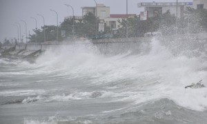 Tâm bão số 4 đang nằm giữa Quảng Nam - Đà Nẵng, giật cấp 13