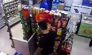 Camera ghi cảnh thanh niên trộm nhiều đồ trong cửa hàng tiện lợi ở TP.HCM