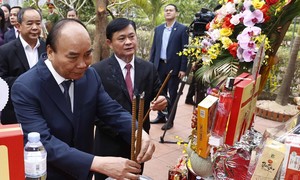 Chủ tịch nước dâng hương tưởng niệm nữ sĩ Hồ Xuân Hương tại Nghệ An