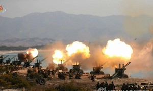 Bức ảnh này do Đài truyền hình trung ương chính thức Triều Tiên công bố vào tháng 3-2020 cho thấy các đơn vị pháo binh của nước này đang bắn đạn. Ảnh: YONHAP
