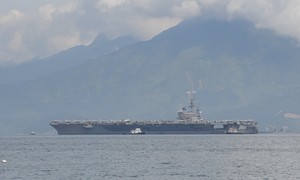 Ngắm tàu sân bay Mỹ USS Ronald Reagan trên vịnh Đà Nẵng