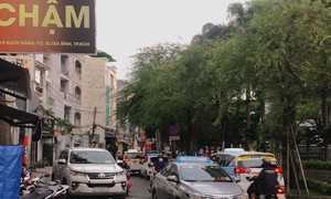 Mặc kệ biển cấm, ô tô đậu tràn lan dưới lòng đường 