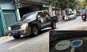 Xe bán tải biển xanh 43E-1445 của UBND phường Bình Thuận, quận Hải Châu tem đăng kiểm đã hết hạn hơn 1,5 năm nhưng vẫn lưu thông trên đường.