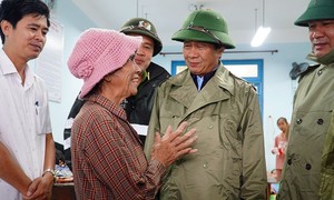 Phó Thủ tướng Lê Văn Thành (thứ hai từ phải sang) thăm hỏi, động viên người dân tại các khu di dân, sơ tán tránh bão số 4 trên địa bàn tỉnh Thừa Thiên-Huế (ngày 28-9-2022).