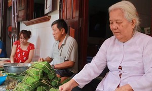 Video: Returning to Long An to enjoy the taste of Vam Thu Tet cake on Tet holiday