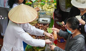 Video: Market to get leaves for money in Ho Chi Minh City