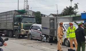 Tai nạn liên hoàn 5 ô tô khi dừng đèn đỏ ở Quảng Ngãi