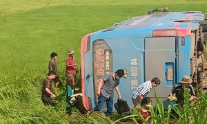 Xe khách tông xe máy rồi lao xuống ruộng, tài xế tử vong