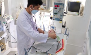 Bé gái 3 tháng tuổi bị người tình của mẹ bạo hành được Trung tâm bảo trợ xã hội nhận nuôi