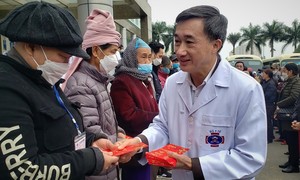 'Grandparents, hurry back to celebrate Tet with me!'