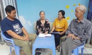 Ms. Le Thi Hanh (second from left) is discussing the campaign for pre-marital health check.  Photo: TRAN NGOC