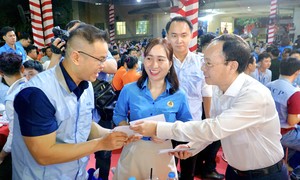 Support 1,000 difficult workers to celebrate Tet 