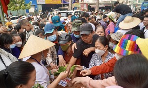 Unique: 'Fair' takes leaves instead of money in Ho Chi Minh City