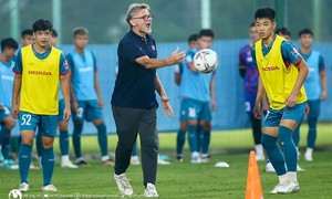 Coach Troussier chooses a squad to kick the Asian tournament, strengthens 4 players
