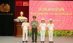 Thăng cấp bậc hàm cho 2 Phó Giám đốc Công an tỉnh Thanh Hoá