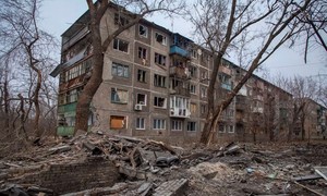 Toà chung cư ở tỉnh Donetsk bị hư hại nặng sau khi hứng chịu đòn pháo kích của Nga hồi 28-1. Ảnh: REUTERS