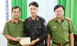 Commendation for 2 mobile policemen who were injured when breaking cockfight points at the border