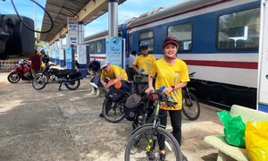 Passengers getting off the train in Phan Thiet suddenly received lucky money at the beginning of the year