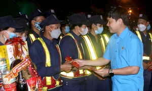 Meaningful gifts on the 30th night of Tet in Khanh Hoa