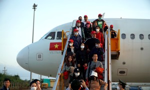 Welcoming more than 200 first Chinese tourists to fly directly to Khanh Hoa