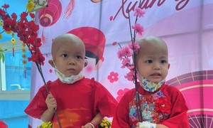 Children with cancer eagerly choose ao dai to wear Tet 