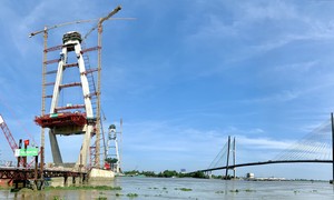 Construction of My Thuan 2 bridge throughout Tet