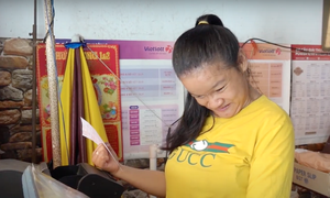 Quầy vé số hạnh phúc của cô gái khuyết tật: Kiếm tiền nuôi mẹ già, giúp đỡ chị gái học đại học